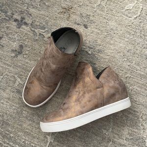 tan/metallic sneaker wedges